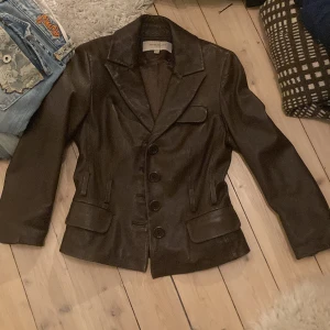 Skinnjacka  - As cute skinnjacka som är förlåten på mig den är ganska liten finns skärp t den men glömde fota de skriv för mått 💕