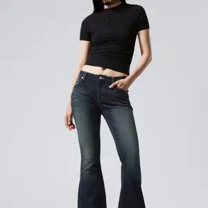 Långmidjade bootcut jeans från weekday💗Helt nya och har aldrig använt de. Original pris 590 kr säljer för 350 kr🤍
