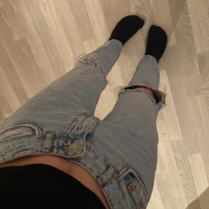 Mom jeans - Ljusblå mom jeans från Gina, andväna ett fåtal gånger. I bra skick, storlek 32. Köpta för 500kr men säljer billigare eftersom dom inte kommer till användning