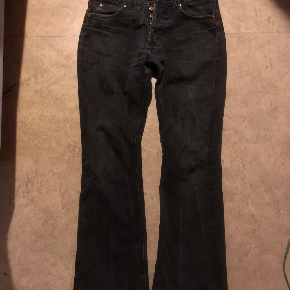 Smarriga bootcut jeans från Lee. Lite slitna nere vid benändan men annars i fint beggat skick. W31 L34.. Jeans & Byxor.
