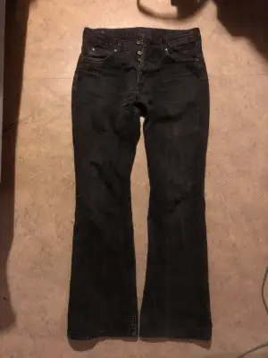 Smarriga bootcut jeans från Lee. Lite slitna nere vid benändan men annars i fint beggat skick. W31 L34.