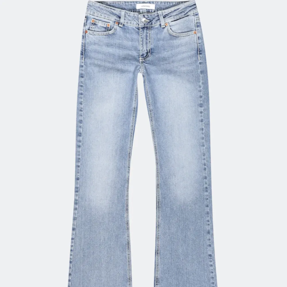 Super snygga lågmidjade bootcut jeans från Junkyard! Jag är 171 cm lång🫶. Jeans & Byxor.