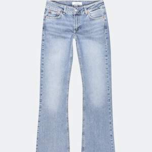 Super snygga lågmidjade bootcut jeans från Junkyard! Jag är 171 cm lång🫶