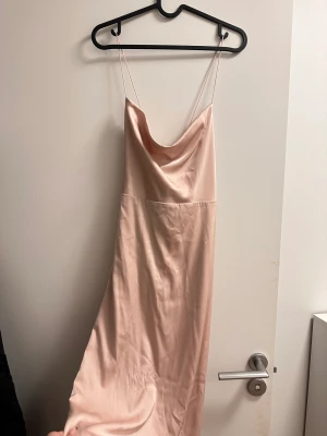 Satinklänning/ balklänning  - Babyrosa satinklänning i storlek 38 från Nelly. Använde den som balklänning på studenten 