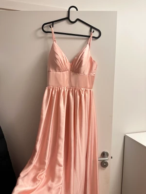 Satinklänning/ balklänning  - Rosa satinklänning från hebeos i storlek 38 med slits på sidan, aldrig använd 