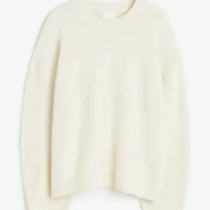 Vit stickad tröja - Strl: M men passar även L. Använd runt 3-5 gånger. Säljer pga tröttnat.💕