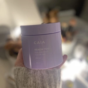 CAIA - Säljer peeling pads från caia, med 60 st pads. Helt nyskick. Aldrig öppnad och aldrig använd. Nypris: 395kr, säljer för 200