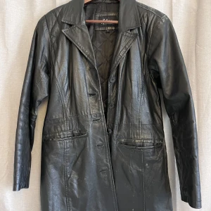 Skinnjacka vintage - Skinnjacka i kavajmodell. Stängs med knappar, fickor insidorna, helt foder. I väldigt bra vintage-skick. Har lite patina på ärmarna vilket bara är snyggt och den kommer bli snyggare ju mer den används.