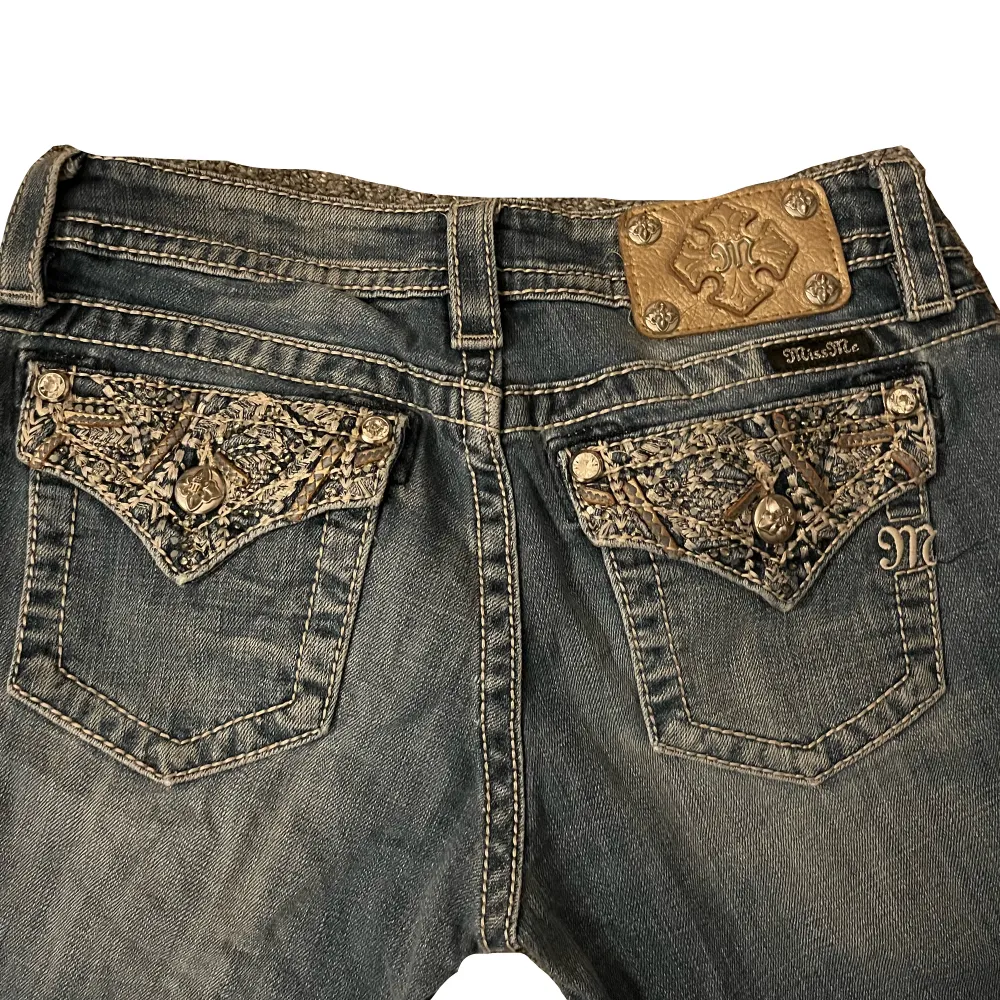 Snygga Lågmidjade vintage miss me jeans ❣️❣️❣️Mycket bra skick och med coola unika bakfickor 🫶Skriv privat för mer information . Jeans & Byxor.