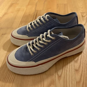 Eytys Laguna Storlek 42 - Eytys storlek 42 i blått. Använda en gång. Säljer pga dom är för små för mig. Nypris 2000kr. 