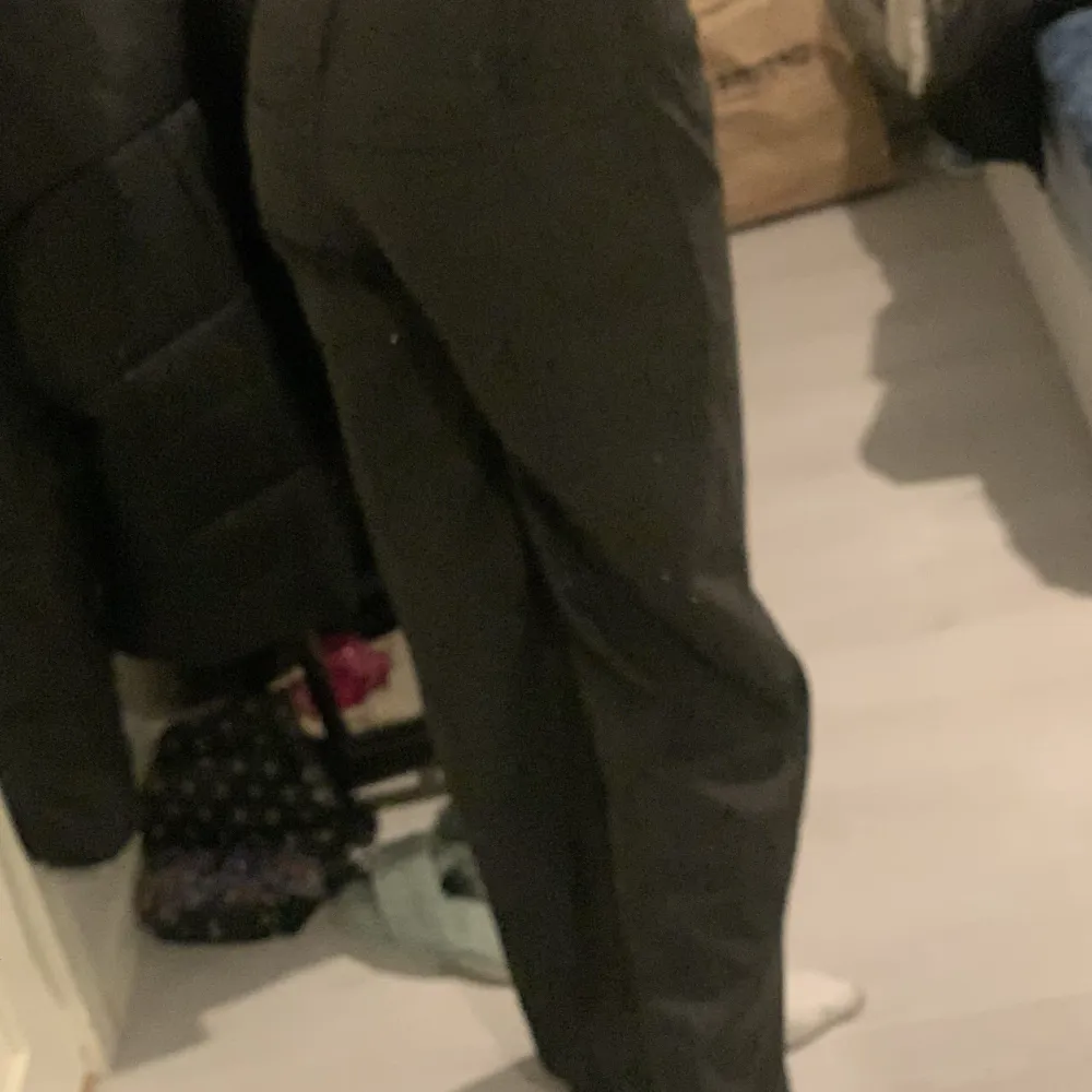Ett par jätte snygga lowwaist grå kostymbyxor. Jag skulle säga att dem är baggy. Vintage, fick dessa av min mamma som använde dem under 90’s/00’s talet🩶 Fint skick! Fråga gärna för fler bilder🩶🩶. Jeans & Byxor.