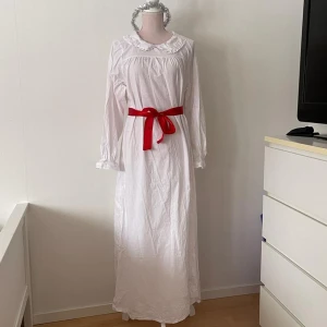 Luciaklänning - Luciaklänning, aldrig använd, +det röda bandet, + krans, +ljuset för bara 105kr, i stolrek XS-M. Ca 130cm lång, så den är för individer som är 160-170cm långa. 💕