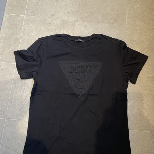 Guesströja - guesströja med tryck går utåt