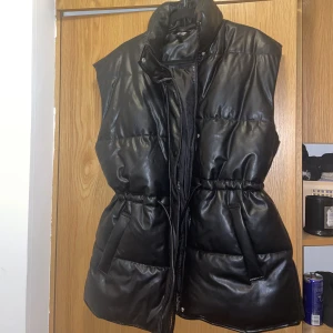 Skinnväst  - Skinnväst från HM! Inga defekter eller skavanker och ser ut som ny. Man kan dra åt i midjan. Storlek S