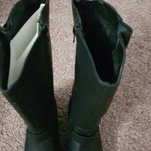 Fodrade Stövlar  - Jag säljer min fina fodrade Stövlar som är varma och oanvända storlek 36. Jag köpte de från dinsko. Köparen står för frakt. 