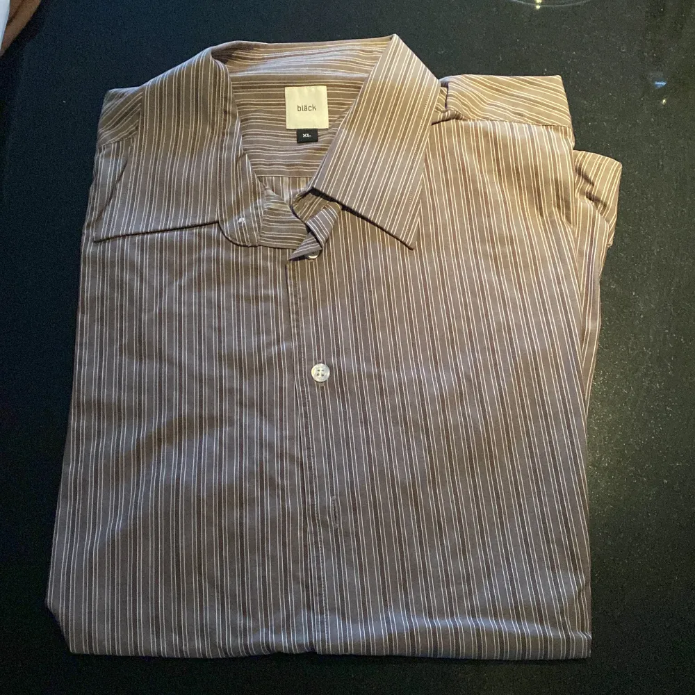 Säljer en superfin skjorta från bläck (MQ) i storleken XL. Den är grå men med lite brun i färgen. Hör av er om ni har några frågor.. Skjortor.