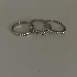 Jätte fina silverringar utan skador eller liknande och med unikt mönster 🫶💕(#20)