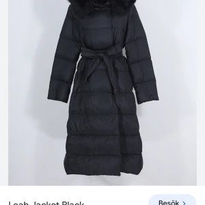 Pälsjacka  - Pälsjacka/kappa ganska lång på mig är 162cm använd 1 gång om du har m passar s bra s funkar också helt ny kunde vara inte göra retur på den mötas upp i gbg går bra