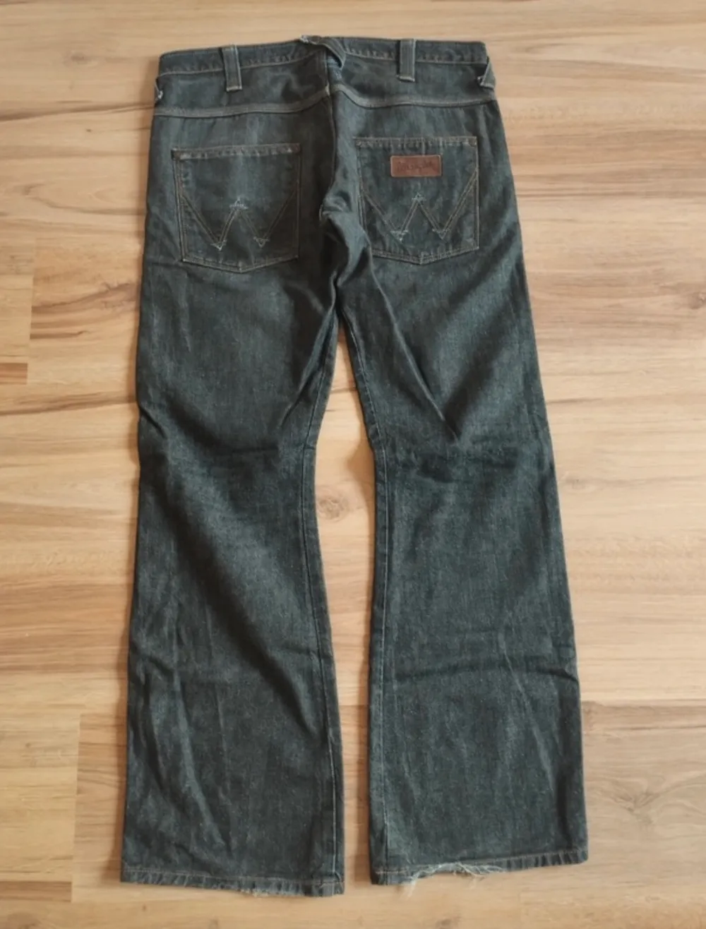 Ett par gamla vintage Wrangler jeans med skön fade och bootcut passform i storlek 32/32 skriv om ni har eventuella frågor . Jeans & Byxor.