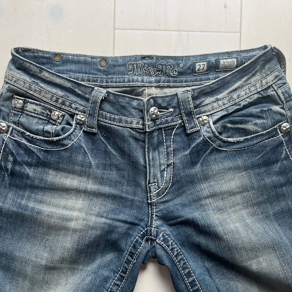 Jättesnygga miss me jeans i bra skick! Dem är lågmidjade, bootcut och långa i benen! 🌱 Måste tyvärr sälja för att dem är för små för mig :’(     Midja: 76cm Innerben: 84 cm. Jeans & Byxor.