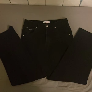 Tommy Hilfiger Byxor  - Ett par baggy svarta Tommy hilfiger byxor. Nyskick och har kvitto.