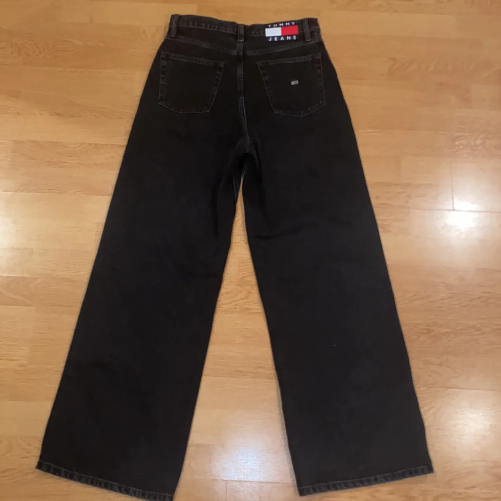 Säljer ett par as snygga högmidjade Tommy hilfiger jeans, ej använda Storlek 27/30 Fråga för flera bilder🥰 nypris 750kr Kan tänka mig att gå ner i pris vid snabb affär . Jeans & Byxor.