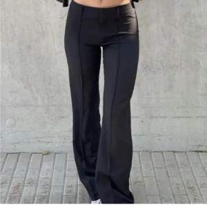 Lågmidjade kostymbyxor - Säljer mina lågmidjade kostymbyxor ifrån madlady, sparsamt använda! Ny pris 600kr🩷första bilden är från hemsidan och andra bilden lånad!