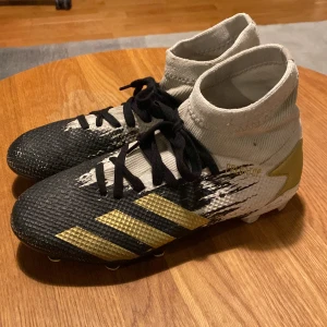 Addidas preditor (sällsynt) - Hej Säljer mina gamla adidas Predator 20.3 Mg Boots 'White Black Gold' FW9188 för ett bra pris. Svårt att hitta dessa fotbollskor vid tillfälligt. Nypris runt 1799- 1999 men säljer här för 299