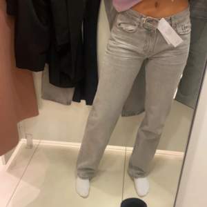 Ett par gråa lågmidjade jeans från Gina tricot i storlek 32. Dom är helt i nyskick och enbart använda två gånger. Säljs pågrund av att dom är för små. 