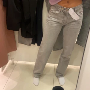 Low straight jeans - Ett par gråa lågmidjade jeans från Gina tricot i storlek 32. Dom är helt i nyskick och enbart använda två gånger. Säljs pågrund av att dom är för små. 