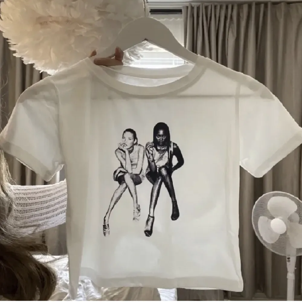 Fin baby-tee med en bild på Kate Moss och Naomi Campbell:) . T-shirts.
