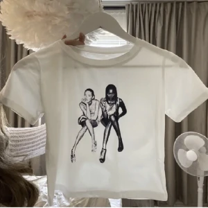 T-shirt  - Fin baby-tee med en bild på Kate Moss och Naomi Campbell:) 