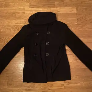 Size 38/40 in good condition. Warm jacket with different ways to wear the neck part. 