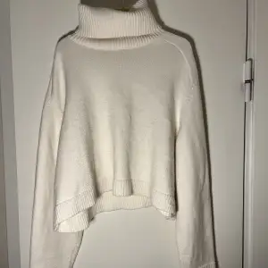 Vit halvcroppad turtleneck från Zara. Lite nopprig (kolla sista bilden) 