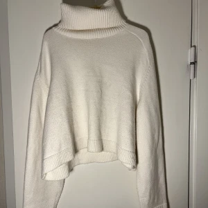 Vit turtleneck - Vit halvcroppad turtleneck från Zara. Lite nopprig (kolla sista bilden) 