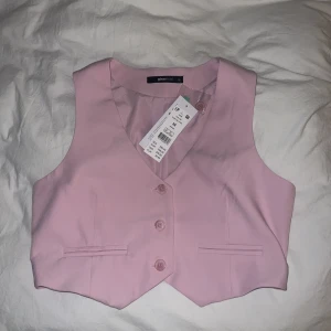 Helt ny kostymväst från Gina Tricot - Säljer denna fina babyrosa kostymväst från Gina Tricot. Den är helt ny och aldrig använd. Prislapp är kvar. Storlek 38. Nypris: 399kr. Priset är diskuterbart.