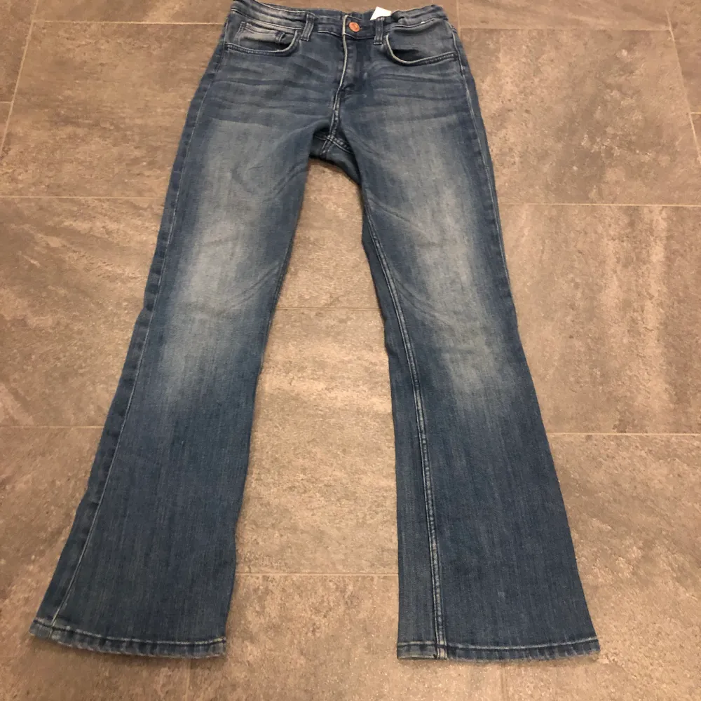 Super fina jeans från hm, bootcut🙈 Säljer pga att dom tyvärr är för små🩷 köpta på Plick och är i fint skick!. Jeans & Byxor.