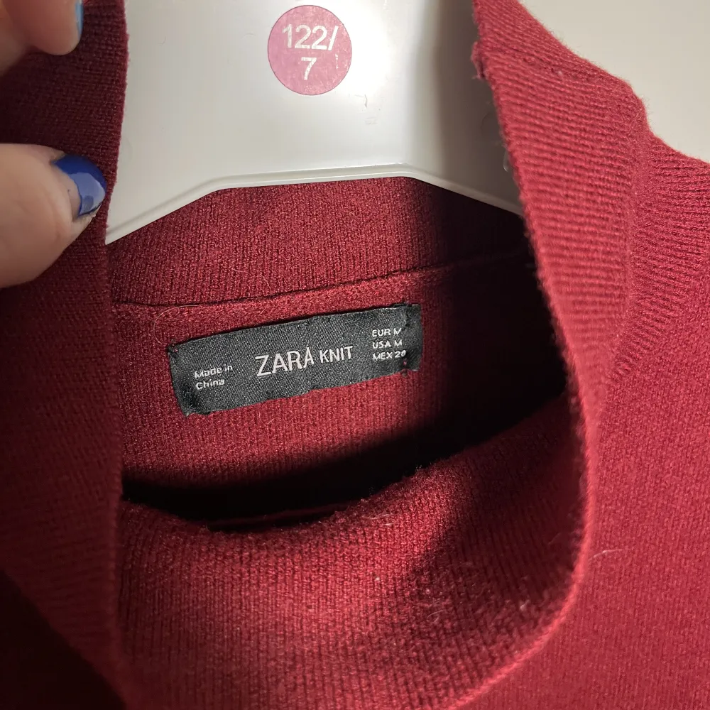 Vinröd topp från Zara, skulle säga att det är mer en S än M . T-shirts.
