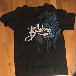 Billabong T-shirt  - Skulle säga att den sitter mindre än M men är själv ganska bred axlad .