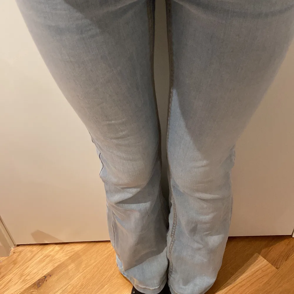 Ett par jättesnygga jeans som är perfekta! Den går knappt upp till naveln vilket är jättesnyggt och går inte ner när man sitter ner! Säljs för dem är för små! Skriv för fler bilder 💗. Jeans & Byxor.
