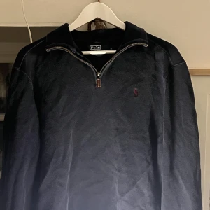 Ralph lauren zip - Riktigt snygg Ralph lauren zip tröja, använd några gånger, cond 9/10 Köpt för 1799