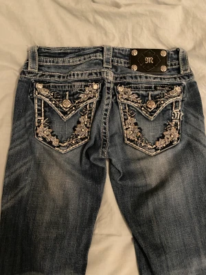 Miss me jeans  - Säljer dessa supersnygga  lågmidjade miss me jeansen som är bootcut!!❤️säljer endast vid bra bud! Midjemått: ca 33cm (rakt över)❤️ innerben: ca 84cm❤️Tryck gärna på köpa nu, eller skriv och betala med Swish!❤️