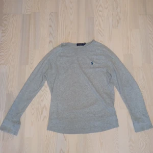Ralph lauren sweatshirt - Tjo, nu säljer jag denna feta raffe sweatern för ett bra pris. Passar även S.  Skick:8/10 Skriv gärna vid frågor och funderingar, jag svarar alltid snabbt😊