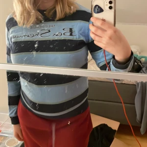 Randig sweatshirt - Säljer denna sweatshirt från Ben Sherman, mycke bra skick men har blivit något tajt på mig då jag gått upp en del kupstorlekar. Pris kan diskuteras. Storlek säger 12-13, ja tror de är en utländsk storlek, men skulle säga Xs-S, jag är strl M.