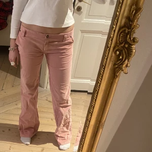 Lågmidjade byxor - Världens sötaste ljusrosa lågmidjade byxor med utsvängda ben. Mjukt och stretchigt manchestermaherial, väldigt smickrande på kroppen💕😇 Passar M/L. Toppenskick. Skriv vid funderingar och kolla in mina andra annonser!💗