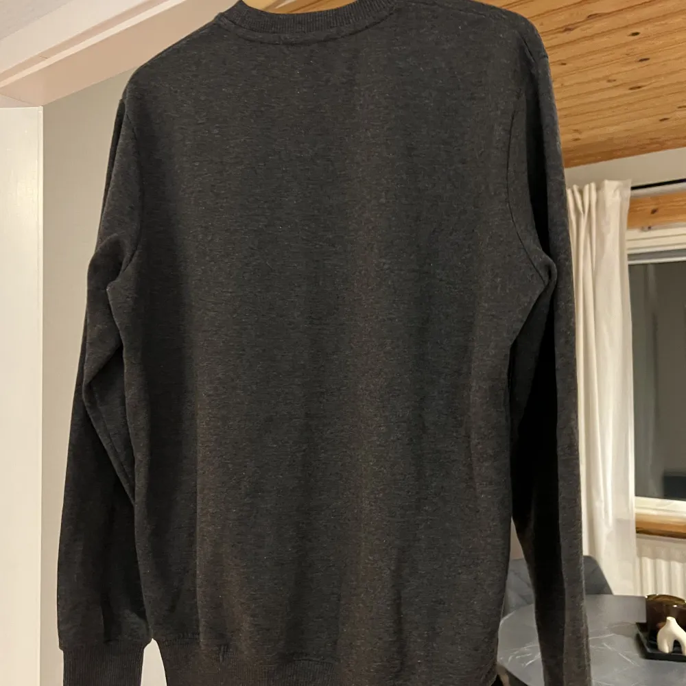 Mörkgrå tröja från Calvin Klein i nyskick. Storlek M där passformen är något loose.. Tröjor & Koftor.