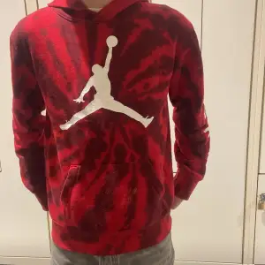 Säljer min Jordan hoodie, bra skick och riktigt snygg, ord pris 499kr
