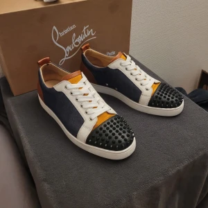 Christian Louboutin skor - Riktigt feta Christian Louboutin skor! Cond 9/10. Box, extra snören samt spikar ingår! Äkthetsbevis finns! Hör av dig vid minsta lilla fråga🙂