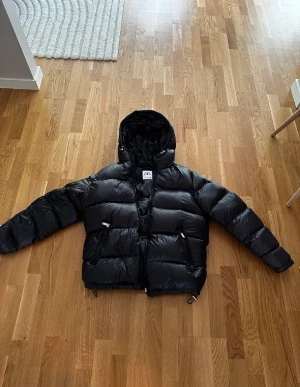 Glans Jacka - Vinterjacka från Zara använd cirka 2 gånger. Inga skador, den är så gott som ny. Storlek M. Köpt för 1300kr