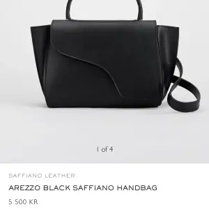Säljer nu min svarta klassiska ATP väska, den är köpt på Vallgatan 12 här i Göteborg för precis ett år sedan. Den är varsamt använd och i bra skick. Köpt för 5500kr, säljer för 4000kr. Skriv bara vid intresse av köp! 